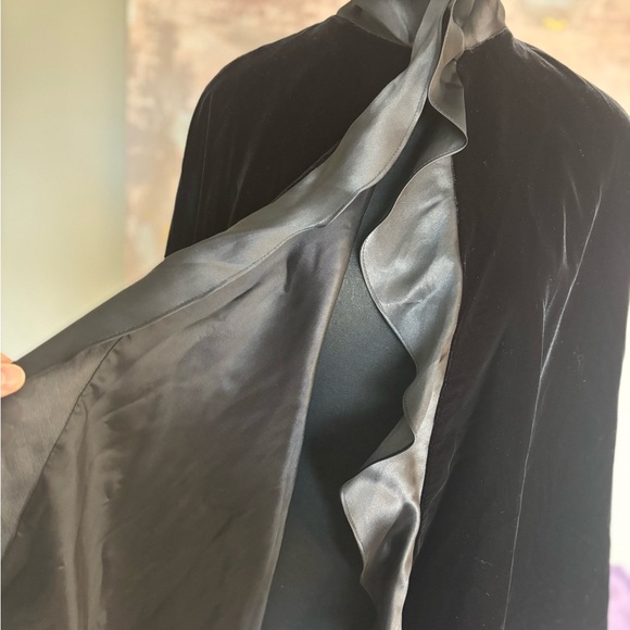 Ilana Wolf Elegant Black Velvet Cape with Black Trim OS - Picture 7 of 10